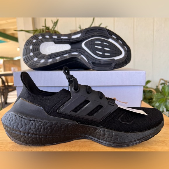 108. ADIDAS ULTRABOOST 22 RUNNING SHOES - Picture 10 of 10